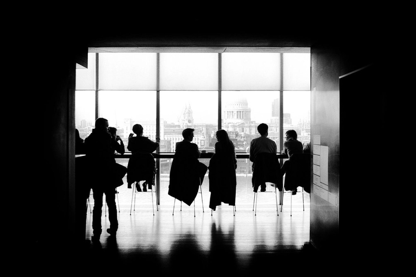 Panel profesional con métricas y resultados comerciales B2B
