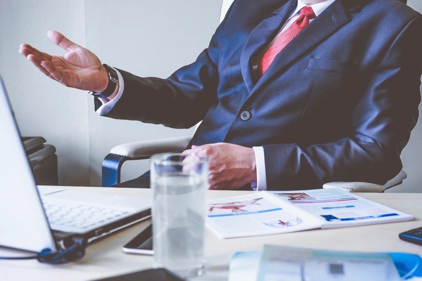 Equipo comercial B2B colaborando en una estrategia de crecimiento