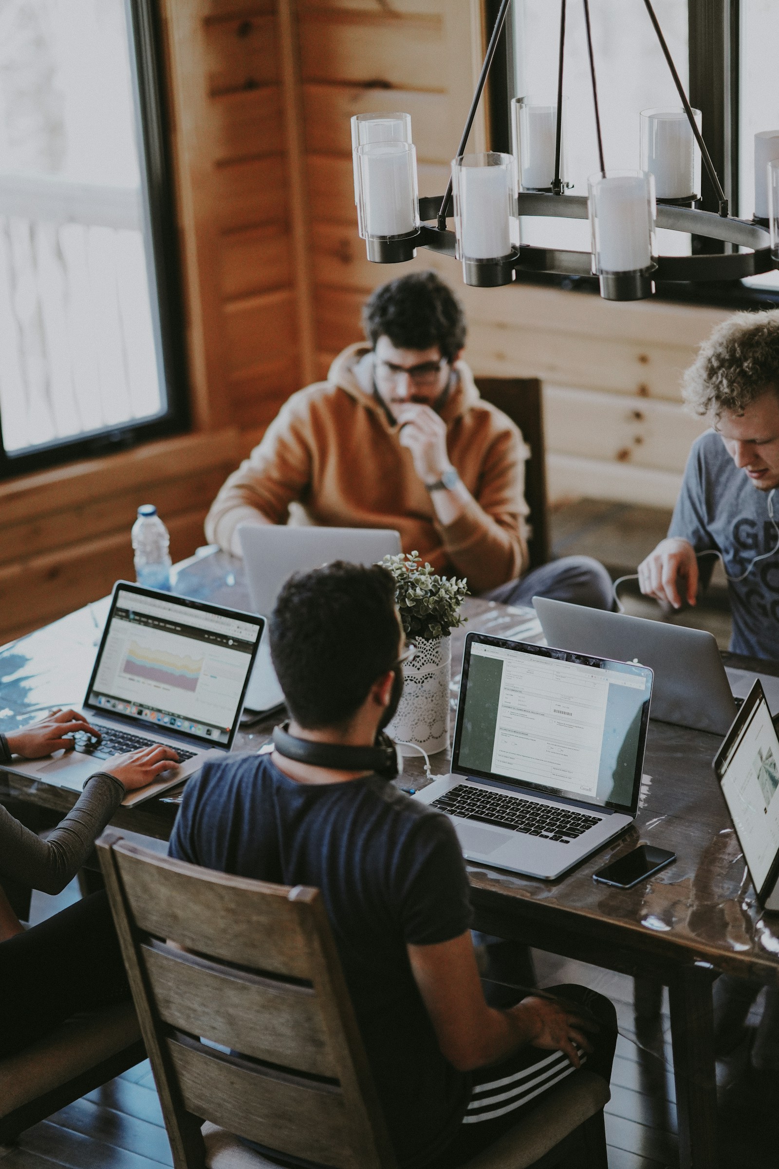 Reunión profesional entre empresas y clientes B2B